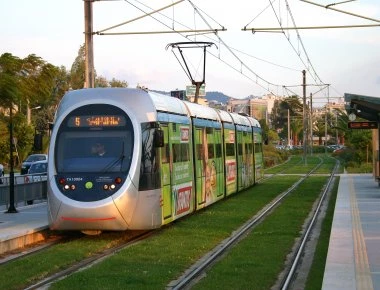 Νέος Κόσμος: Σύγκρουση λεωφορείου με τραμ - 1 τραυματίας